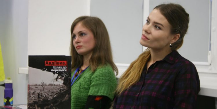 В Запоріжжі волонтери презентували книгу про Авдіївку