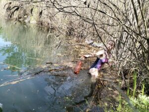 Волонтерка у воді серед пластикових пляшок — заплив по сміття в Кодацькому кар’єрі