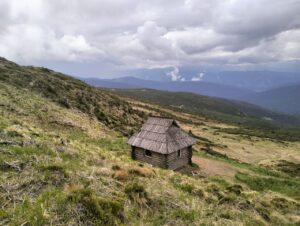 Екопункт під Говерлою на гірському схилі з панорамою Карпат