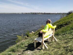 "Нова лавка на урвищі Табірного поля з панорамою річки — волонтерка відпочиває після встановлення