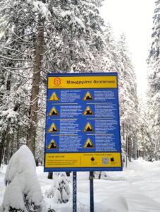 інформаційний стенд з правилами безпечної поведінки на гірських маршрутах