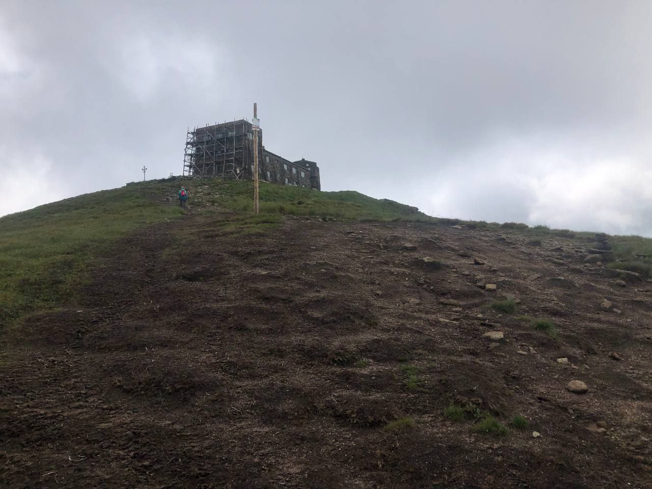 таблички на місці прибраних сміттєзвалищ