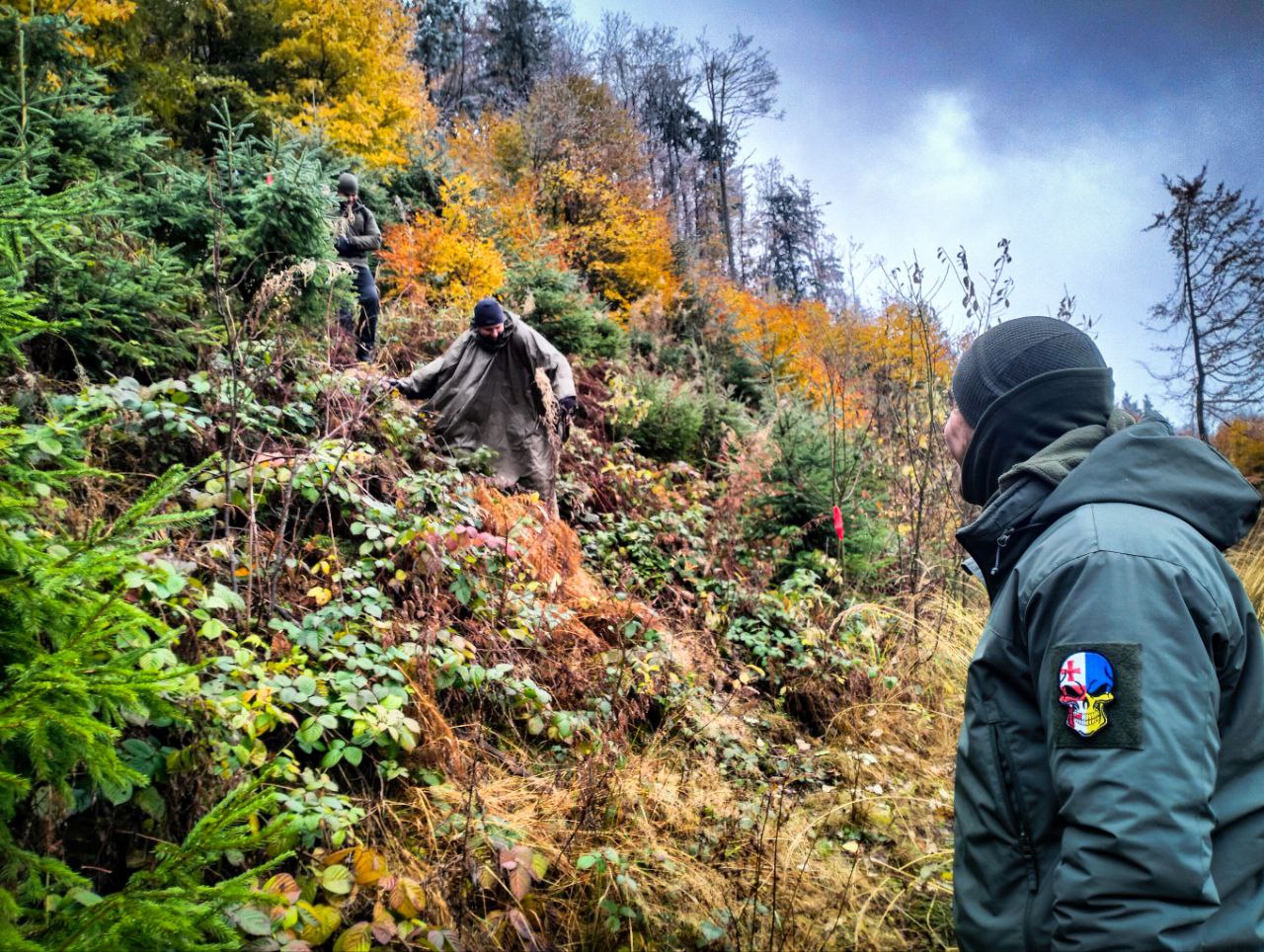 Учасники групи спускаються схилом серед осіннього лісу — гірський маршрут в Карпатах
