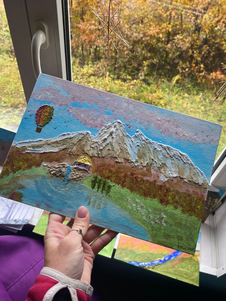 Картина з гірським пейзажем: повітряна куля над долиною, річка та осінні дерева