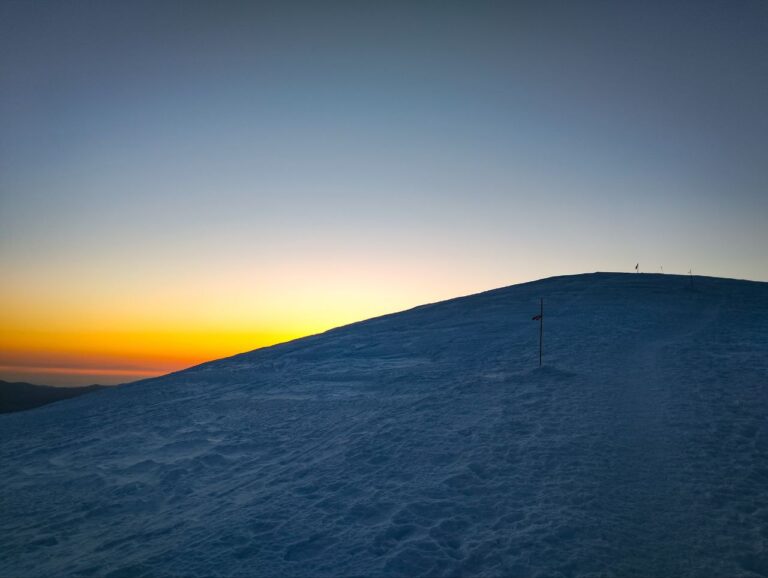 Схід сонця над Карпатами зі схилу Говерли взимку