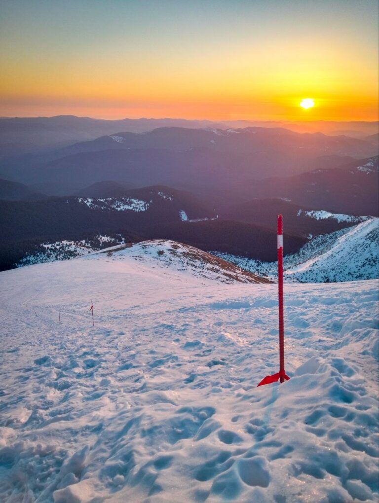Сніговий схил Говерли на світанку з зимовим маркуванням маршруту