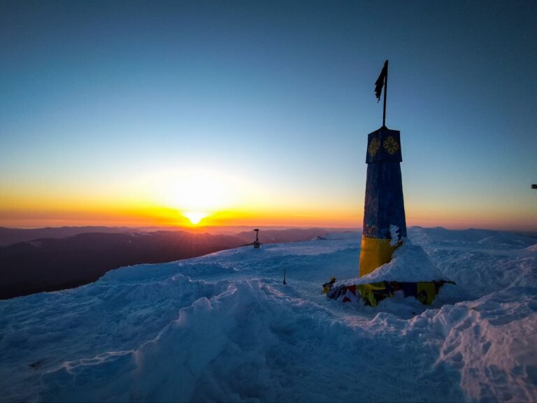Світанок на вершині Говерли взимку