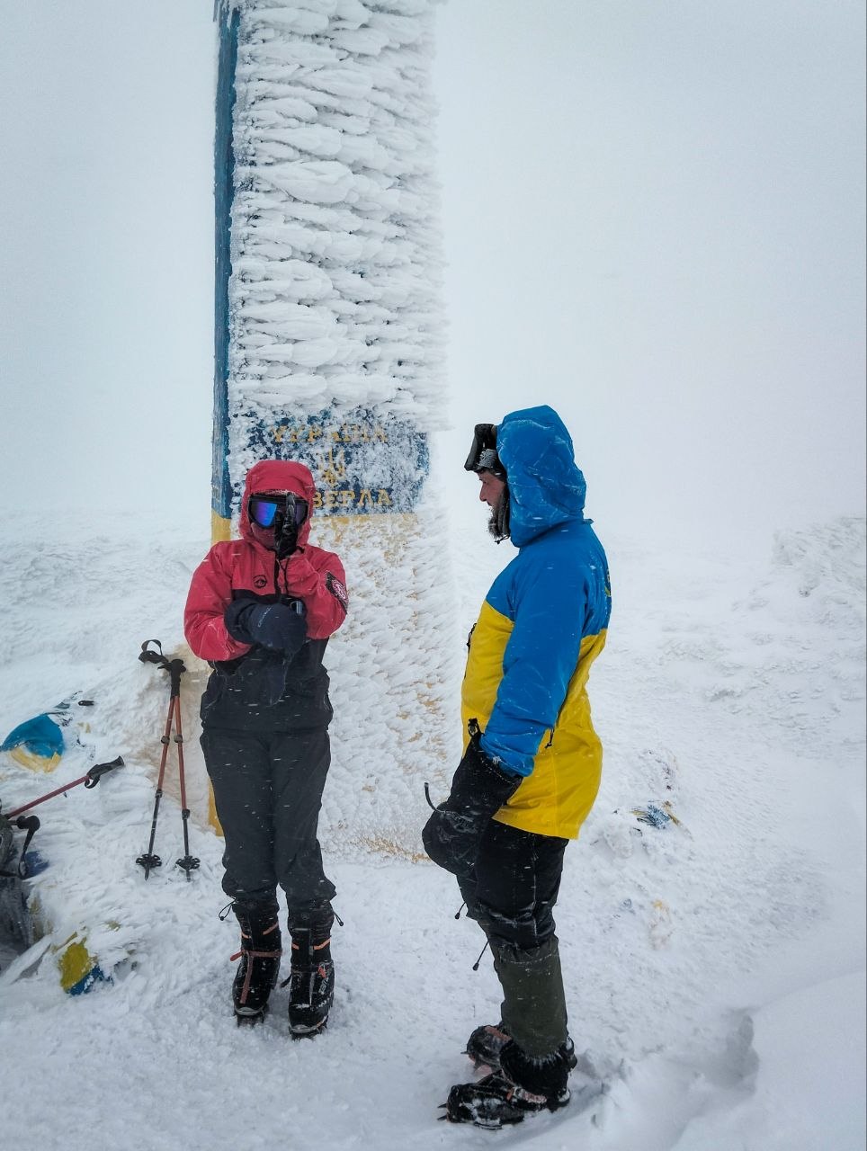 Підйом на Говерлу взимку, учасники в мембранному спорядженні біля обмерзлого стовпа
