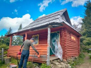 Сезонний благоустрій туристичних притулків Чорногори